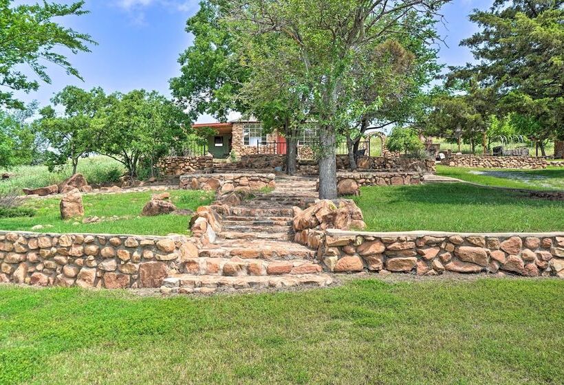 Enchanting Hilltop Cottage In Medicine Park!