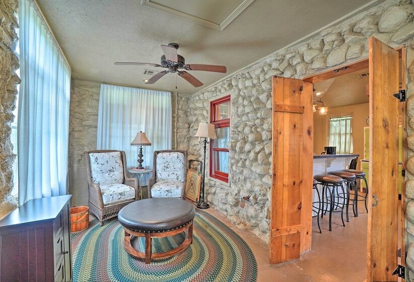 Enchanting Hilltop Cottage In Medicine Park!