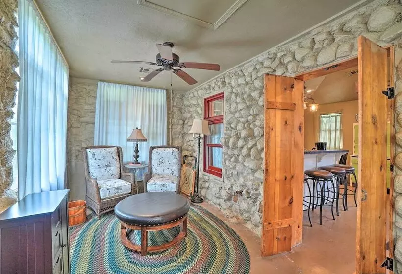 Enchanting Hilltop Cottage In Medicine Park!