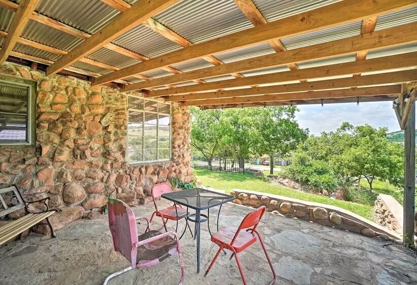 Enchanting Hilltop Cottage In Medicine Park!