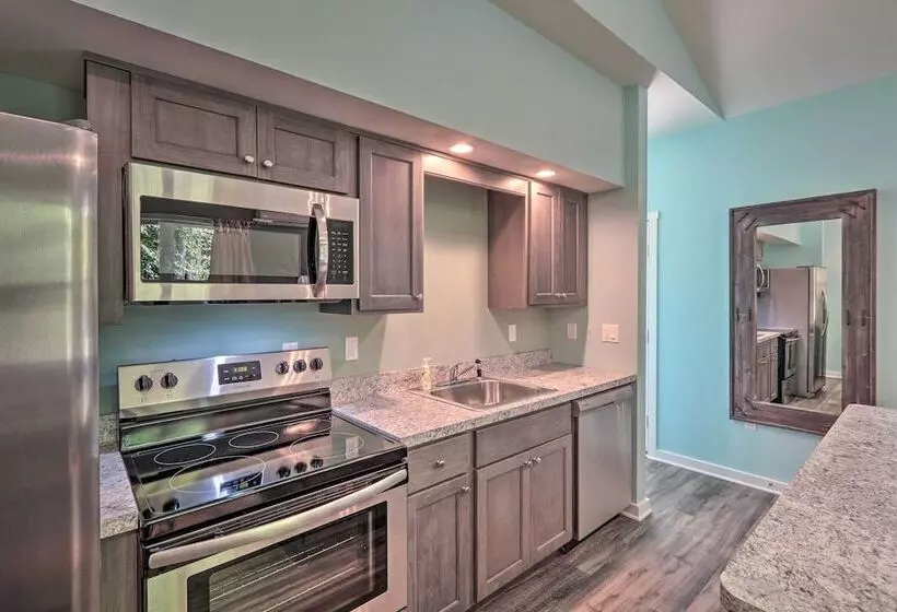 Serene Poconos Cabin W/ Fire Pit & Creek Access!