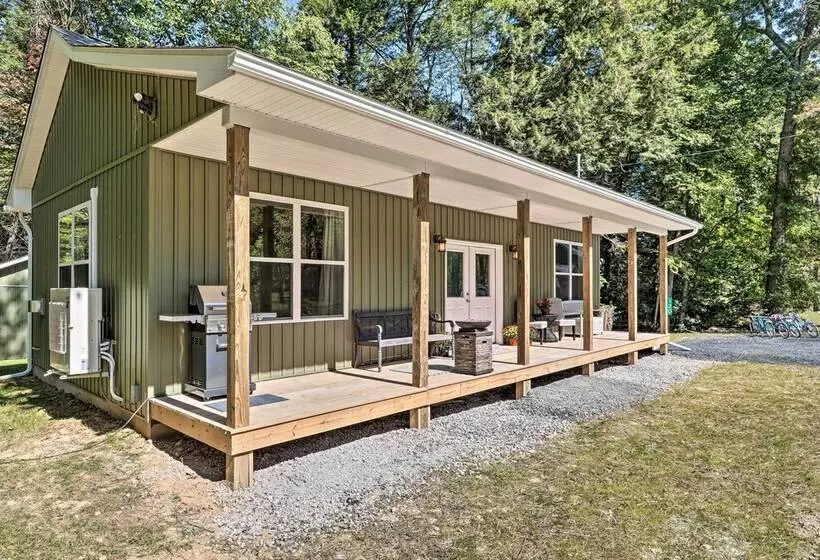 Serene Poconos Cabin W/ Fire Pit & Creek Access!