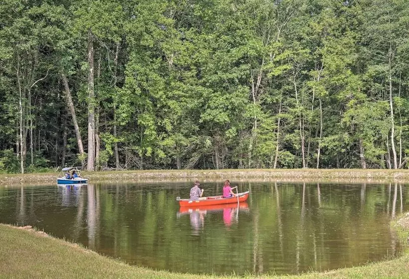 Serene Poconos Cabin W/ Fire Pit & Creek Access!