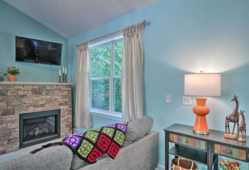 Serene Poconos Cabin W/ Fire Pit & Creek Access!