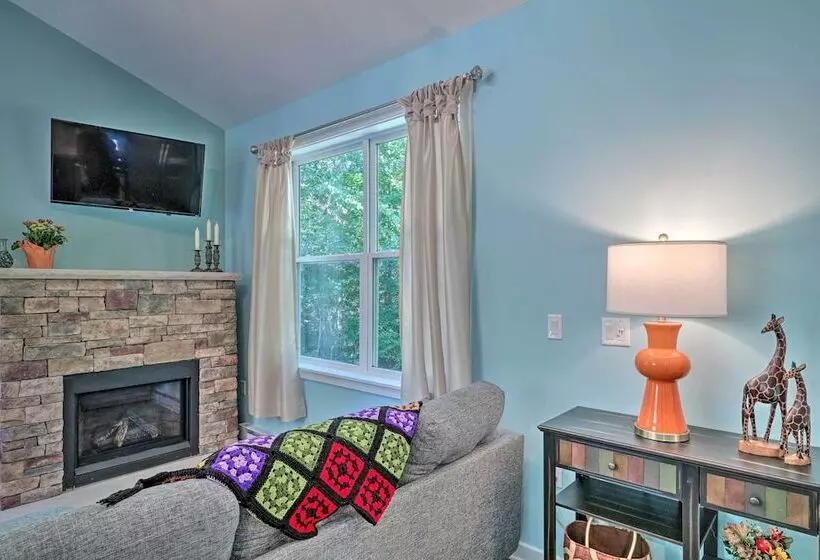 Serene Poconos Cabin W/ Fire Pit & Creek Access!