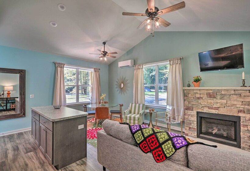 Serene Poconos Cabin W/ Fire Pit & Creek Access!