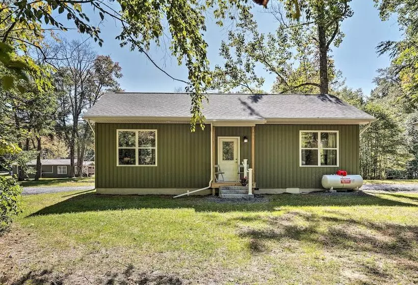 Serene Poconos Cabin W/ Fire Pit & Creek Access!