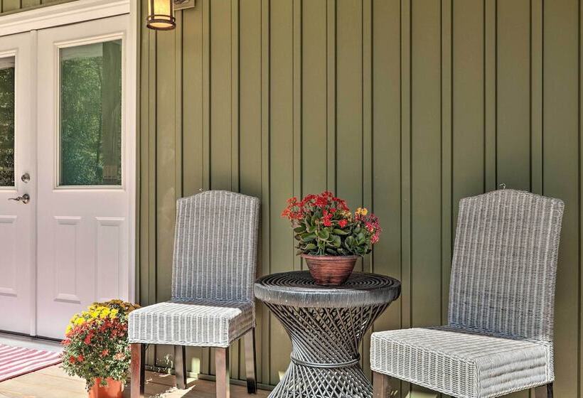 Serene Poconos Cabin W/ Fire Pit & Creek Access!