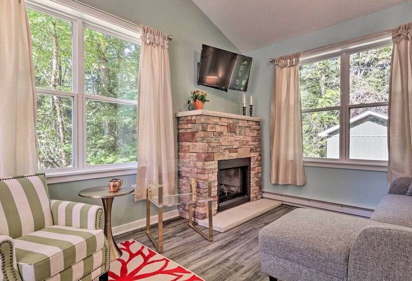 Serene Poconos Cabin W/ Fire Pit & Creek Access!