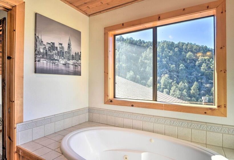 Luxe Escape W/ Decks, Mtn Views, Game Room!