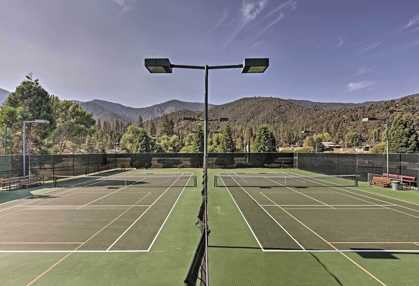 Luxe Escape W/ Decks, Mtn Views, Game Room!