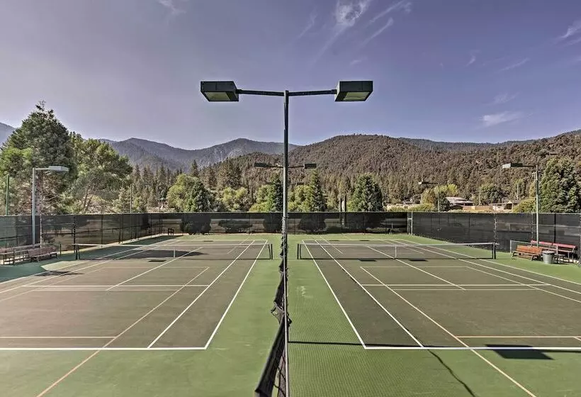 Luxe Escape W/ Decks, Mtn Views, Game Room!