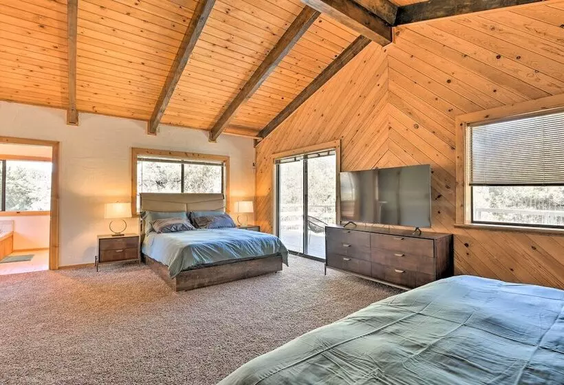 Luxe Escape W/ Decks, Mtn Views, Game Room!