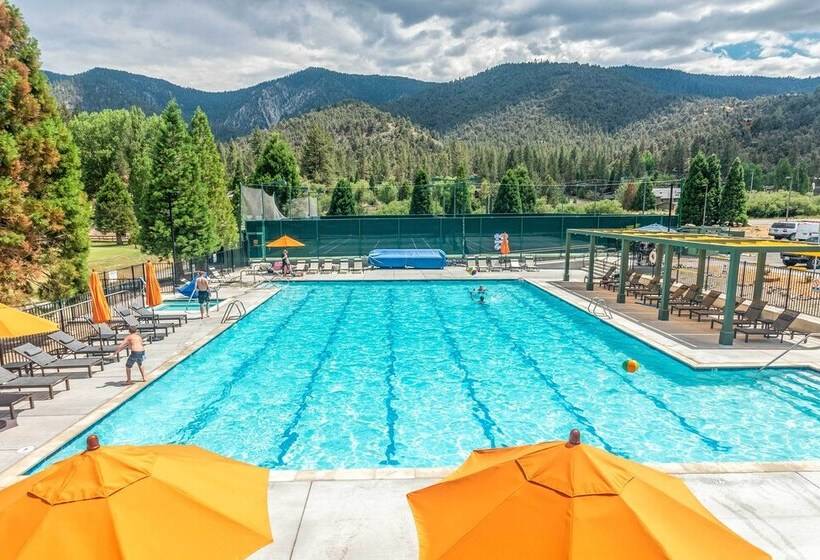 Luxe Escape W/ Decks, Mtn Views, Game Room!