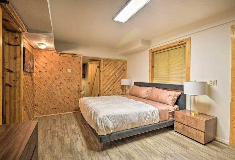 Luxe Escape W/ Decks, Mtn Views, Game Room!