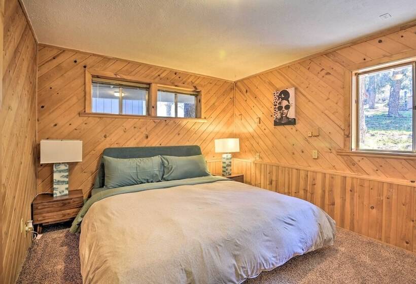 Luxe Escape W/ Decks, Mtn Views, Game Room!