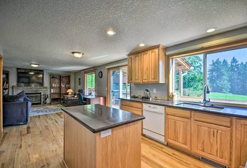 Peaceful, Pet Friendly Washougal Paradise!