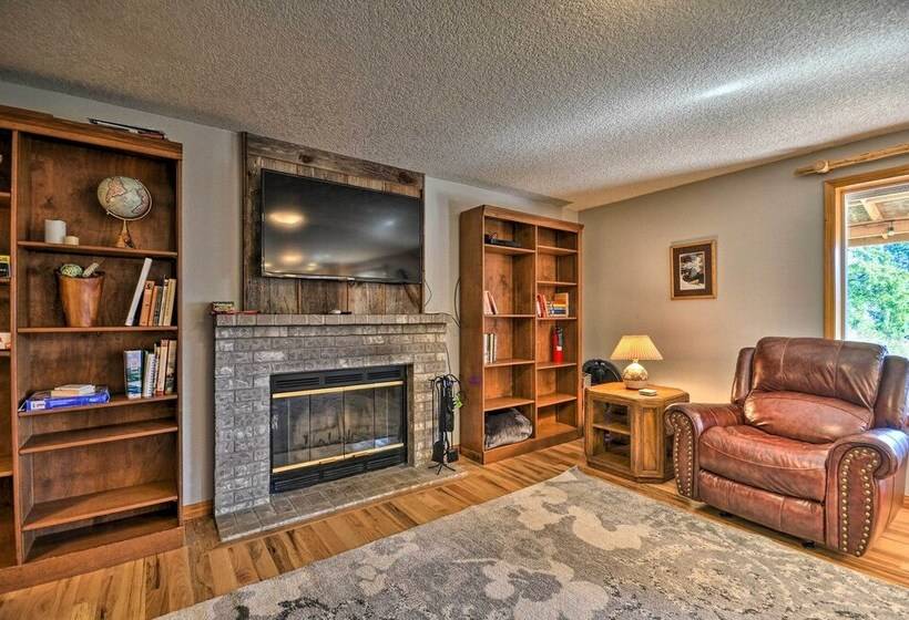 Peaceful, Pet Friendly Washougal Paradise!