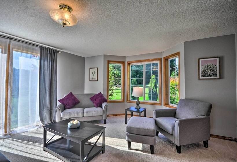 Peaceful, Pet Friendly Washougal Paradise!