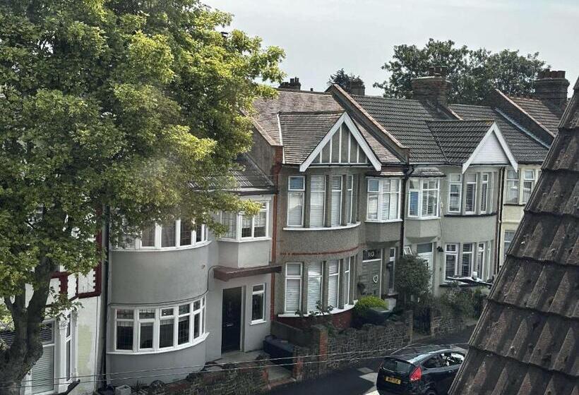 بنسيون Silverdale House