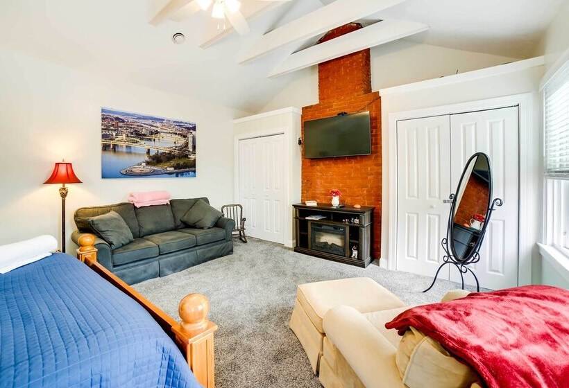 Pet Friendly Home 100 Feet To Walnut Street