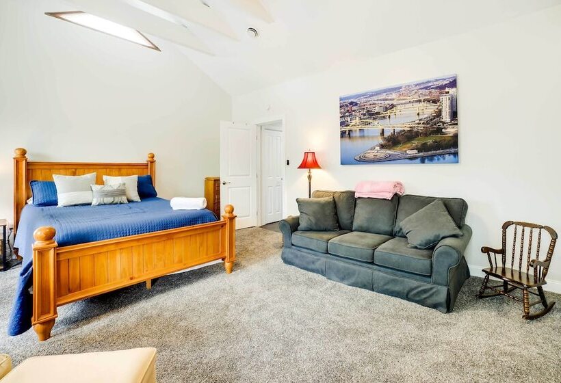 Pet Friendly Home 100 Feet To Walnut Street