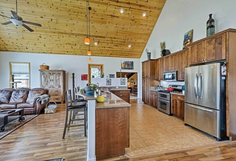 Near Hiking: Vernon Cabin W/ Hot Tub On 30 Acres!