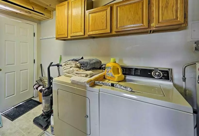 Near Hiking: Vernon Cabin W/ Hot Tub On 30 Acres!