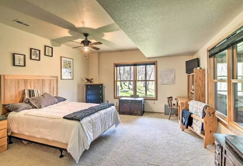 Raccoon River Retreat: Indoor Pool & Outdoor Fun!