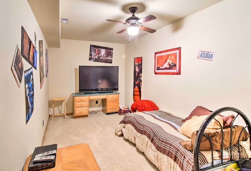 Raccoon River Retreat: Indoor Pool & Outdoor Fun!