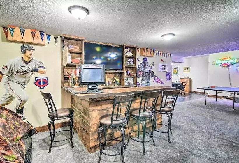 Raccoon River Retreat: Indoor Pool & Outdoor Fun!