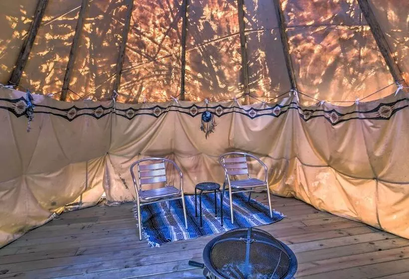 Raccoon River Retreat: Indoor Pool & Outdoor Fun!