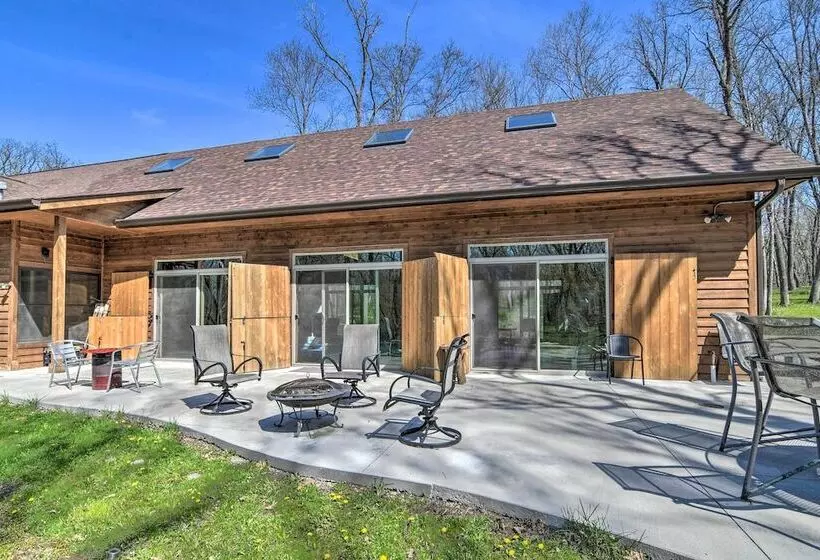 Raccoon River Retreat: Indoor Pool & Outdoor Fun!