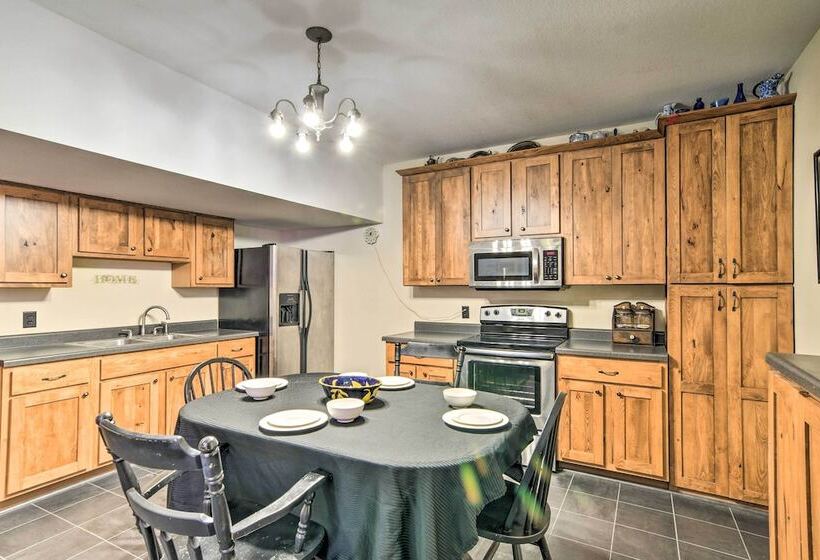 Raccoon River Retreat: Indoor Pool & Outdoor Fun!