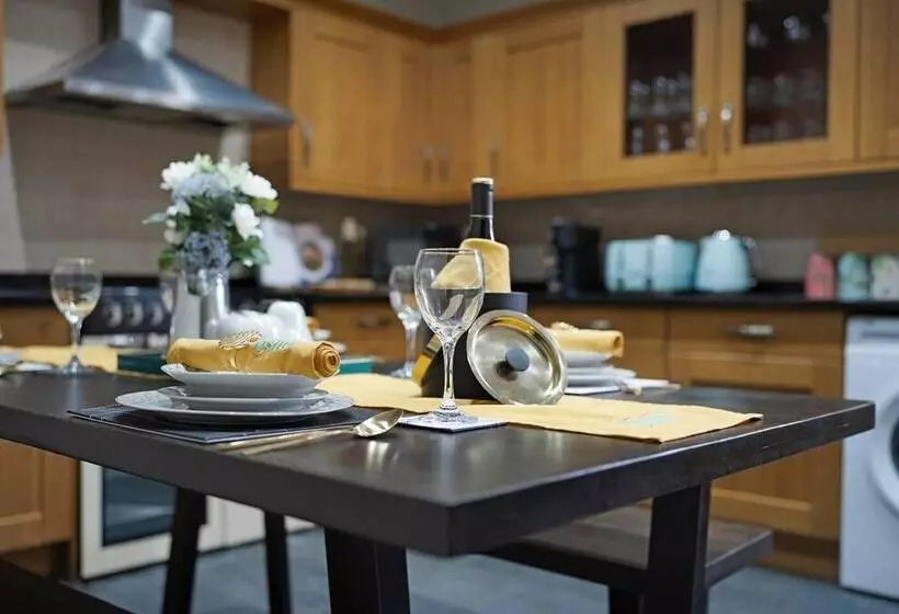 Residenssi Huge House Pool Table Parking Garden Sky Tv Wifi