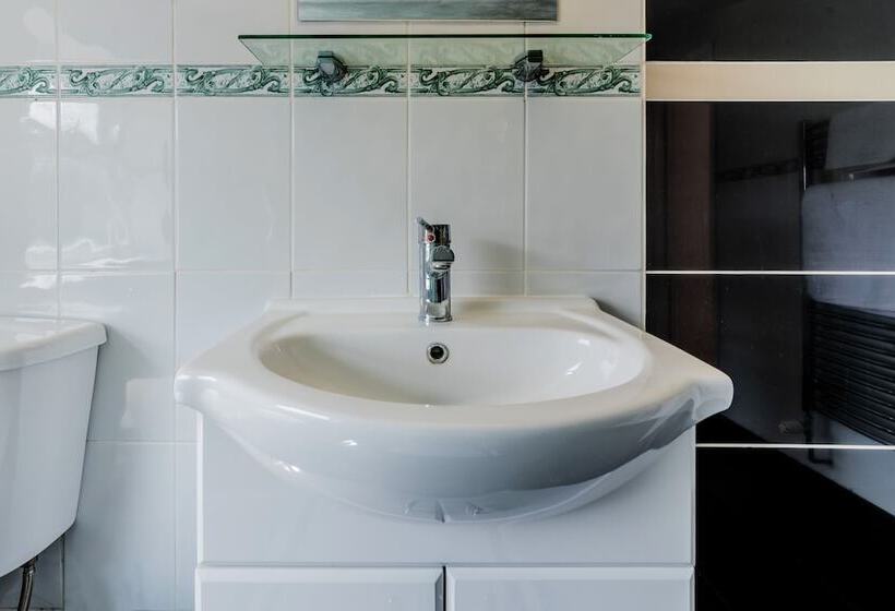 住所  Stylish 3 Bed House With Free Parking & Wifi