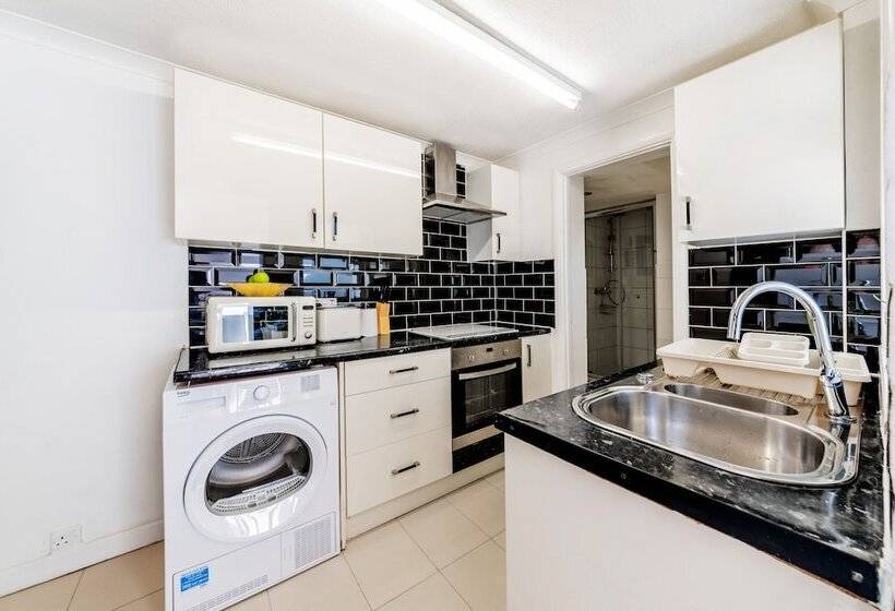 住所  Stylish 3 Bed House With Free Parking & Wifi