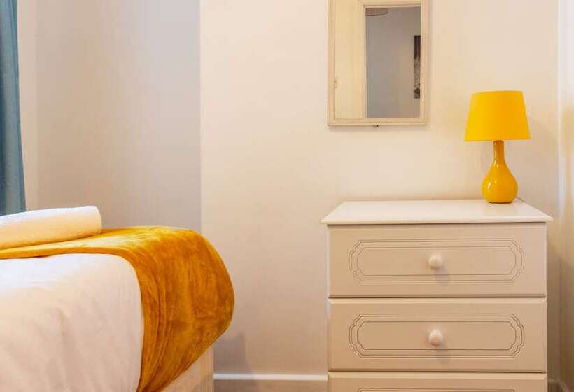 住所  Stylish 3 Bed House With Free Parking & Wifi