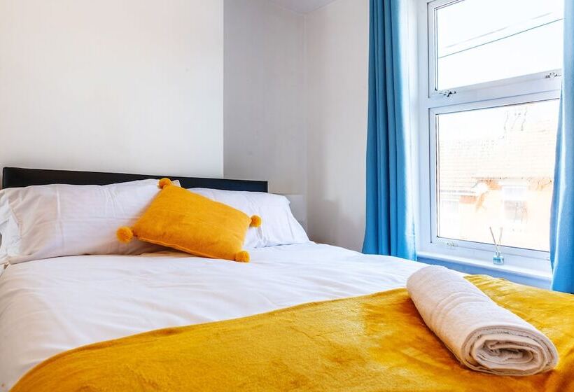 住所  Stylish 3 Bed House With Free Parking & Wifi