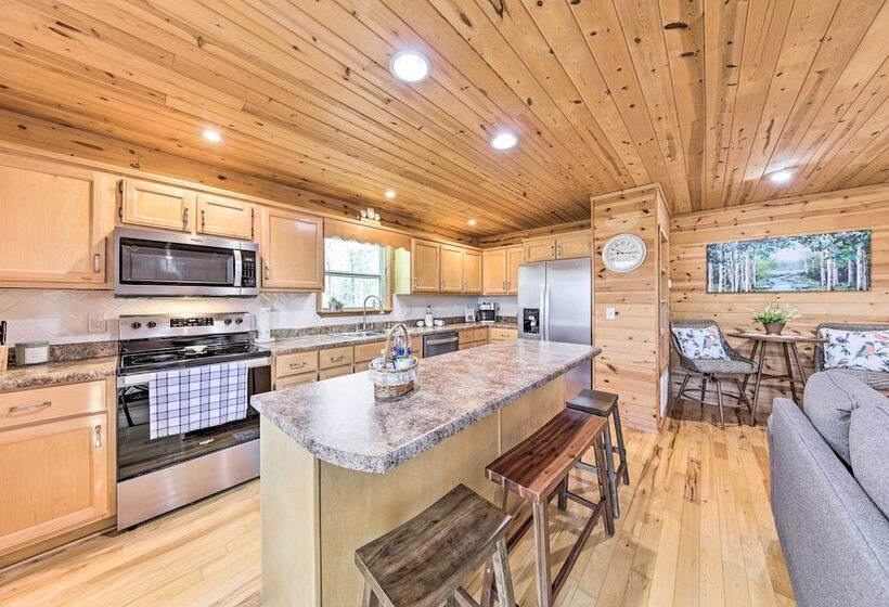 Scenic Murphy Escape With Hot Tub & Fire Pit!