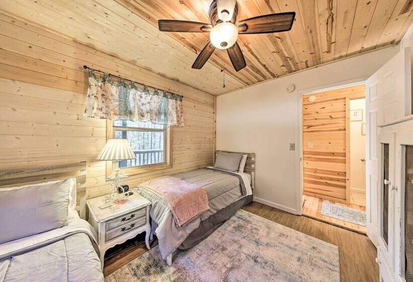 Scenic Murphy Escape With Hot Tub & Fire Pit!