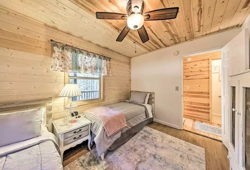 Scenic Murphy Escape With Hot Tub & Fire Pit!