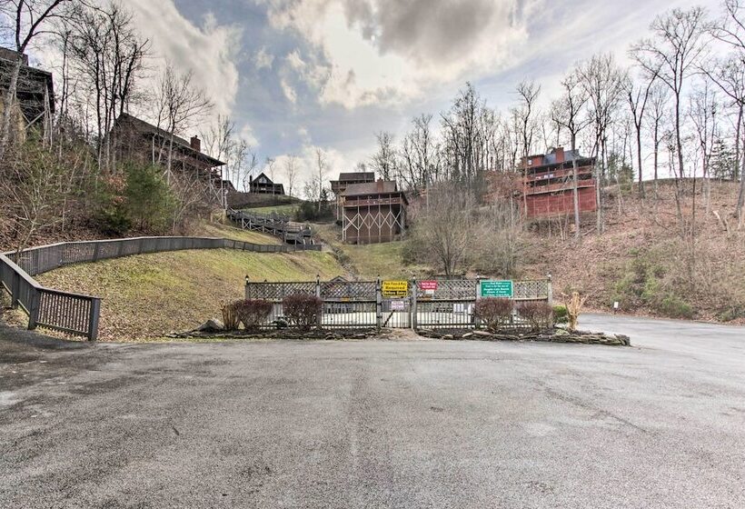 Sevierville Cabin W/ Lake Access & Private Hot Tub