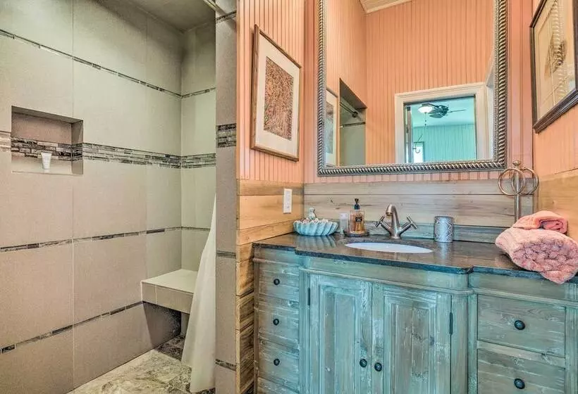 Spacious & Secluded Stilt Home On Fontaine Reserve