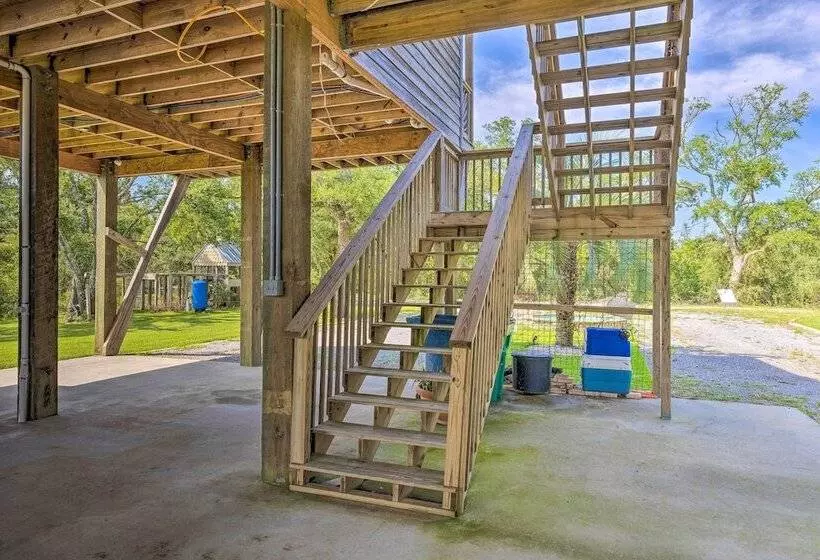 Spacious & Secluded Stilt Home On Fontaine Reserve