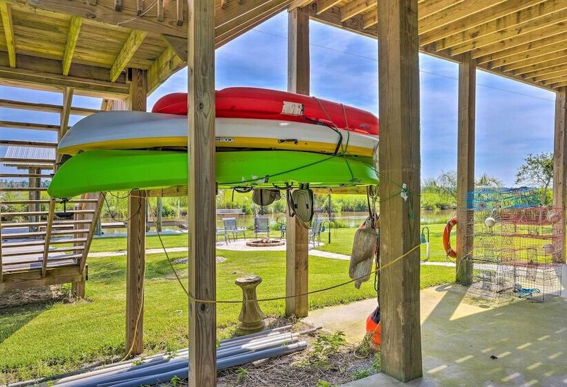 Spacious & Secluded Stilt Home On Fontaine Reserve