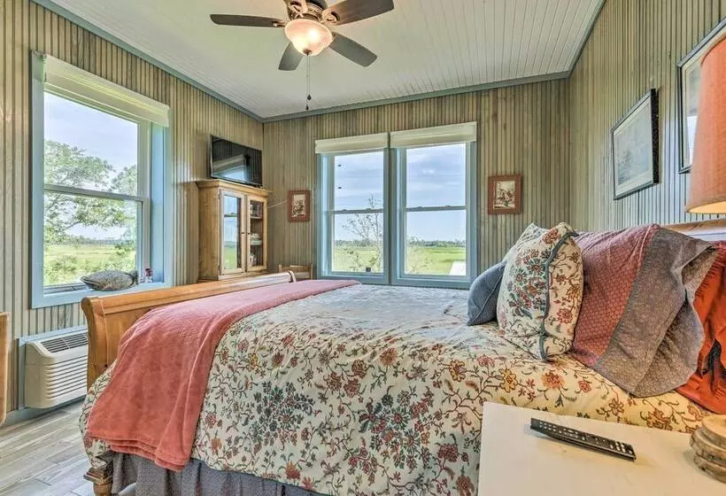 Spacious & Secluded Stilt Home On Fontaine Reserve
