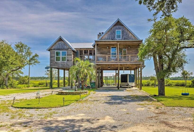 Spacious & Secluded Stilt Home On Fontaine Reserve