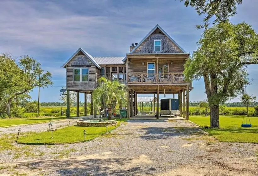 Spacious & Secluded Stilt Home On Fontaine Reserve