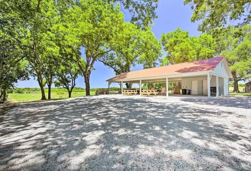Stylish Lake O  The Cherokees Cabin W/ Patio!